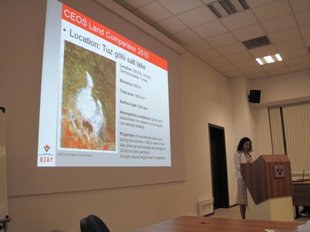 Hilal Özen tells the participants about Tuz Golu